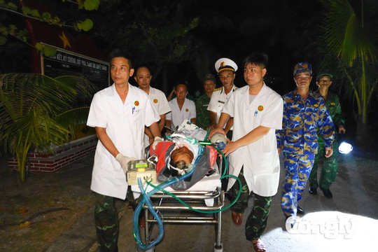Cấp cứu ngư dân đa chấn thương từ Trường Sa
