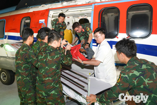 Đưa ngư dân đa chấn thương từ Trường Sa về đất liền điều trị