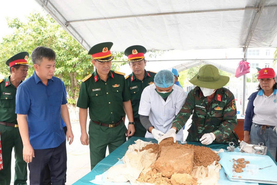 Phát hiện nhiều kỷ vật trong phần mộ liệt sĩ ở Gia Lai