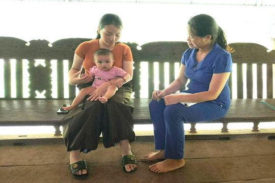 Vượt dốc vào bản gọi trò đến lớp