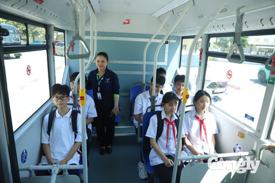 Quảng Ninh khai trương xe buýt điện miễn phí đưa đón học sinh