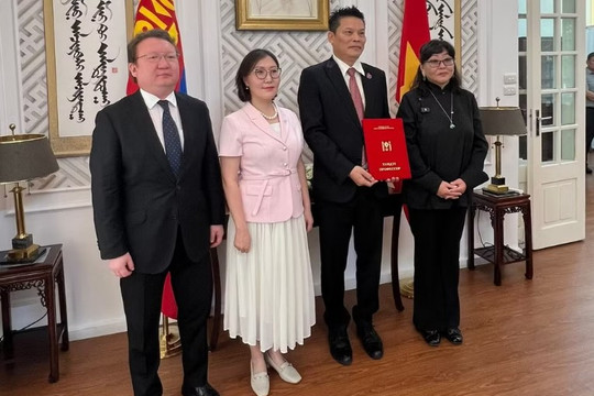 Đạo diễn Lê Quý Dương được trao danh hiệu Giáo sư danh dự tại Mông Cổ