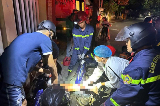Cô gái bị cần số xe máy găm vào chân sau tai nạn