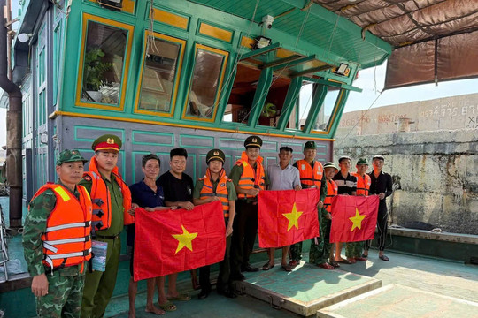 Trao cờ Tổ quốc, tuyên truyền pháp luật trên vùng biển Bạch Long Vĩ