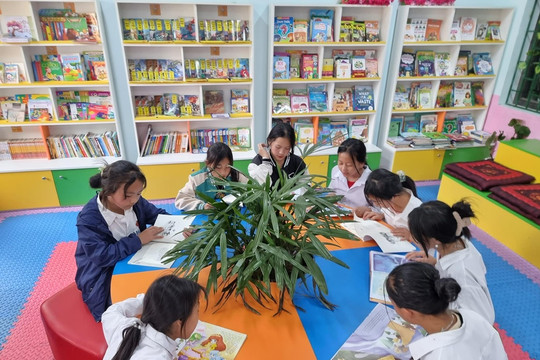Không để giá sách giáo khoa, đồ dùng học tập “nhảy múa”