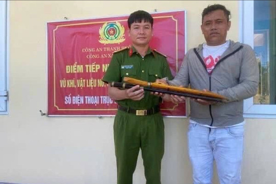 Vận động người dân giao nộp vũ khí, công cụ hỗ trợ