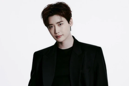 Lee Jong Suk bất ngờ rút khỏi bộ phim truyền hình mới do lịch quay bị thay đổi