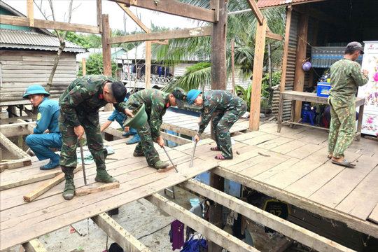 219 cán bộ, chiến sĩ giúp dân chuyển nhà đến nơi tái định cư tránh thiên tai