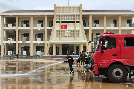 Hơn 70 cán bộ, chiến sĩ dọn trường vùng biên Gia Lai trước ngày khai giảng