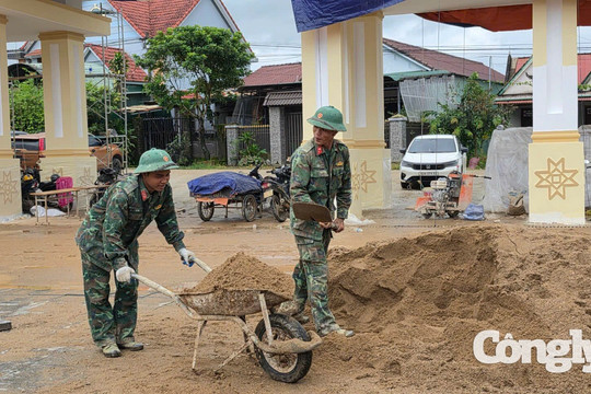 Những người lính chung tay dựng trường biên giới