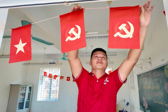 Một thầy, ba trò giữa trùng khơi