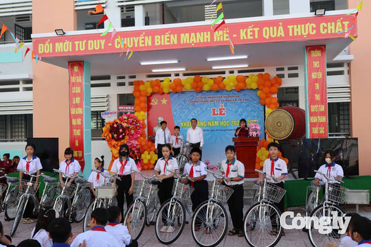 TAND tỉnh Vĩnh Long trao quà nhân dịp năm học mới
