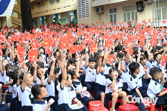 Học sinh các tỉnh, thành phố phía Nam nô nức bước vào năm học mới