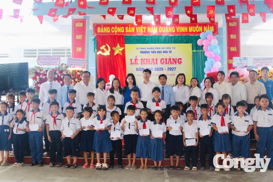 TAND TP Cần Thơ trao quà cho học sinh, người dân khó khăn tại xã Hòa Tú