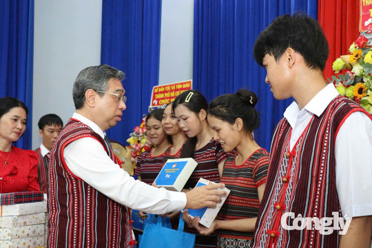 Học sinh vùng biên, hải đảo rộn ràng bước vào năm học mới