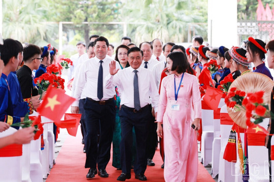 Thường trực Ban Bí thư Trần Cẩm Tú dự Lễ khai giảng tại Bắc Ninh