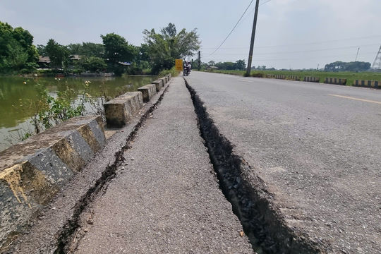 Quảng Bị, Hà Nội: Mặt đường nứt tách kéo dài, nguyên nhân do đâu?