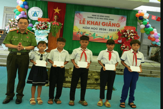 Tiếp sức học sinh khó khăn trong ngày khai giảng