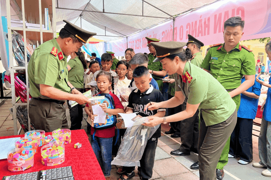 Thêm hành trang đến trường cho học trò nơi biển đảo