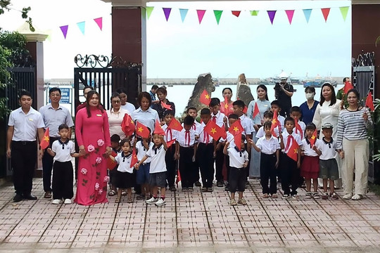 Ngôi trường chỉ có 40 học sinh trên đảo tiền tiêu của Tổ quốc