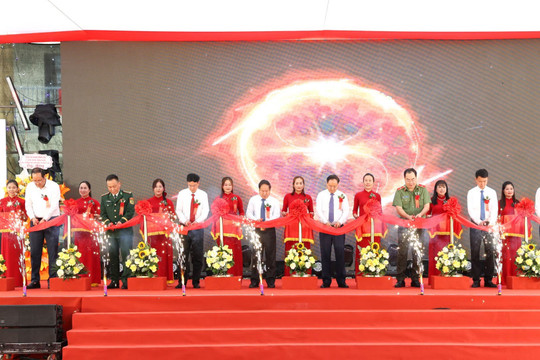 Lai Châu khánh thành 5 trường nội trú liên cấp trong ngày khai giảng