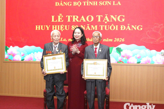 Phó Chủ tịch nước Võ Thị Ánh Xuân trao Huy hiệu 80 năm tuổi Đảng tại Sơn La