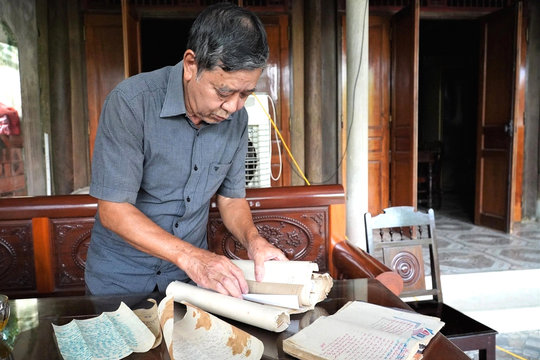 Lá thư úa màu và nỗi mong cha trở về