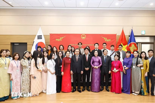 Chủ tịch Quốc hội Trần Thanh Mẫn gặp gỡ cộng đồng người Việt Nam tại Hàn Quốc