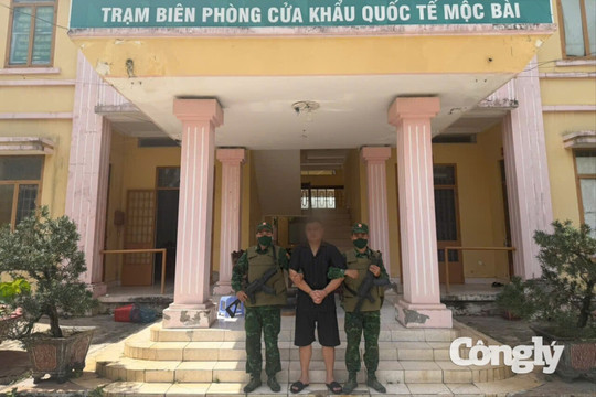 Đối tượng bị truy nã từ Campuchia về Mộc Bài đầu thú