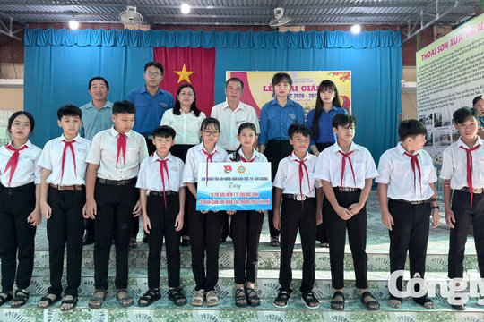 Chi đoàn TAND khu vực 10 – An Giang trao tặng thẻ bảo hiểm y tế cho học sinh có hoàn cảnh khó khăn