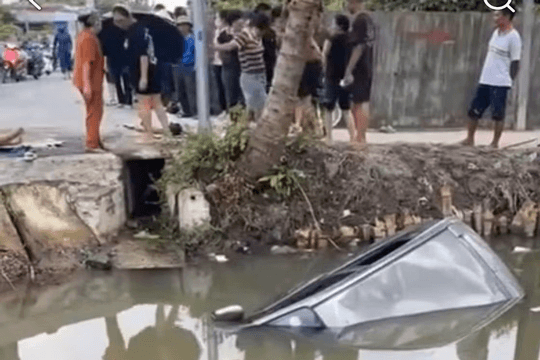 Ô tô lao xuống mương nước khiến 5 người thương vong