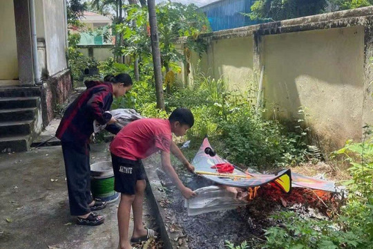 Nam sinh thoát chết khi diều vướng đường dây điện