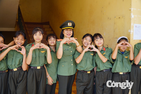 Thầy cô làm “cha mẹ” của học sinh nội trú