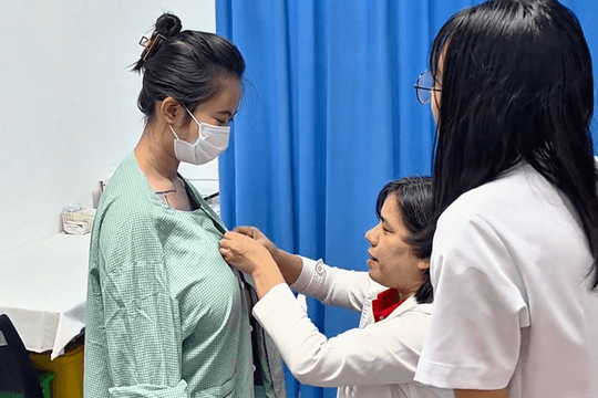 Cô gái 20 tuổi gù lưng vì khối u khổng lồ ở ngực