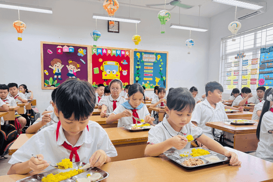 Sau cánh cửa bếp trường học: Hà Nội siết chất lượng bữa ăn học đường