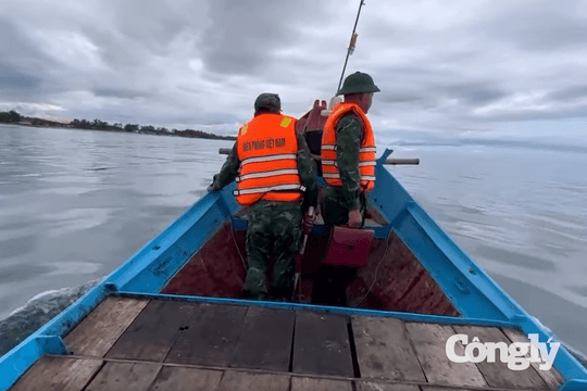 Biên phòng Cửa Tùng ngăn tàu cào ốc gạo sát bờ