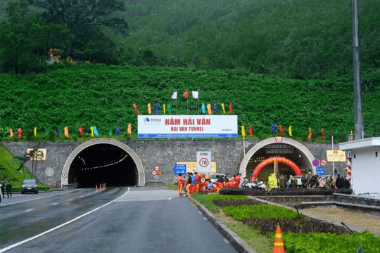 Cấm xe chở hàng nguy hiểm qua hầm từ 100m trở lên