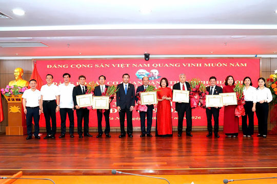 TAND TP. Hà Nội trao Huy hiệu 30 và 35 năm tuổi Đảng cho 6 đảng viên