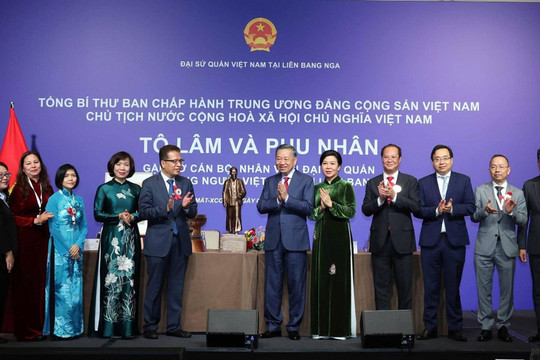 Tổng Bí thư, Chủ tịch nước Tô Lâm gặp gỡ cán bộ nhân viên Đại sứ quán và cộng đồng người Việt tại Liên bang Nga
