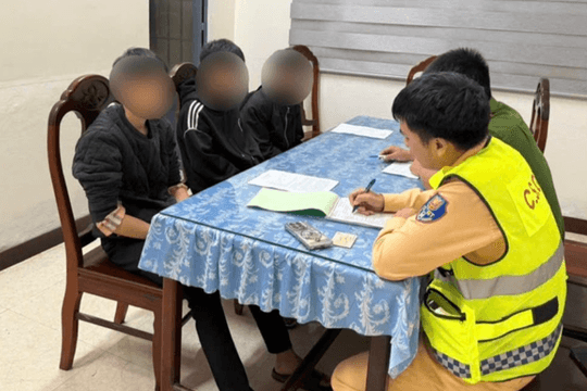 Xử lý 2 thiếu niên vi phạm giao thông
