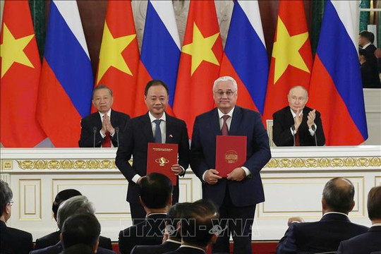 Tổng Bí thư, Chủ tịch nước Tô Lâm và Tổng thống Nga Vladimir Putin chứng kiến Lễ trao các văn kiện hợp tác giữa hai nước