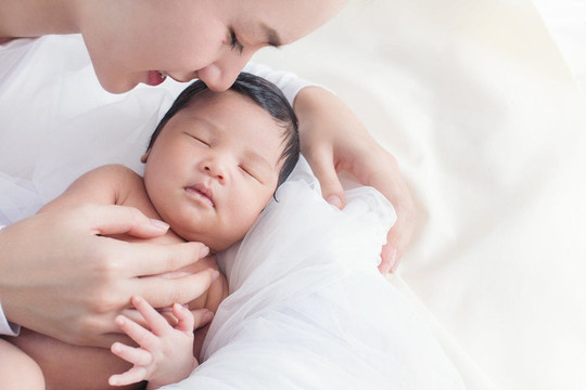 Thích ứng với già hoá dân số, khuyến khích sinh đủ hai con trước tuổi 35