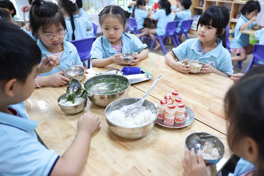 Thành uỷ Hà Nội yêu cầu xác minh phản ánh bất cập về bữa ăn bán trú cho học sinh