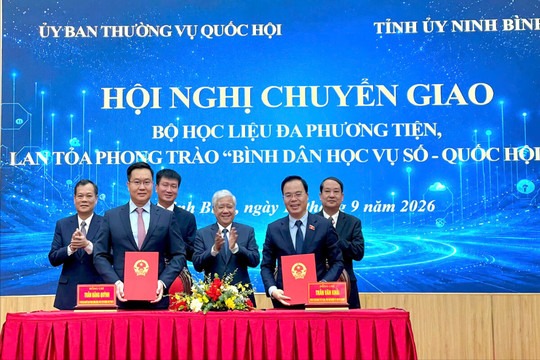 Chuyển giao Bộ học liệu “Bình dân học vụ số” cho tỉnh Ninh Bình