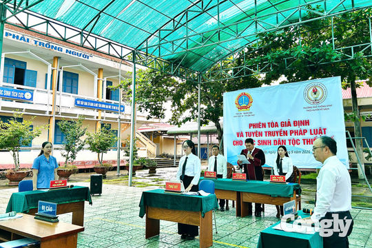 TAND khu vực 10 - Cần Thơ đưa pháp luật đến gần học sinh qua phiên tòa giả định