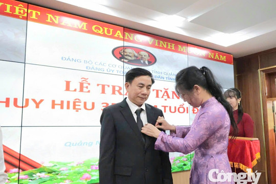 Trao Huy hiệu 35 năm tuổi Đảng cho Đảng viên thuộc Chi bộ TAND khu vực 9 Quảng Ngãi