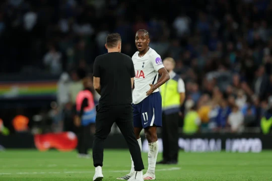 HLV De Zerbi tranh cãi với Tel, Tottenham bị CĐV la ó sau trận hòa Everton