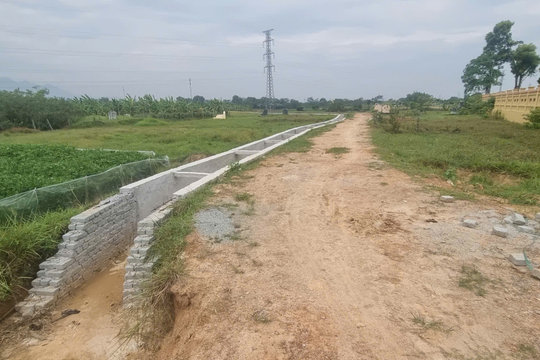 Phúc Thọ, Hà Nội: Kênh mương nội đồng bộc lộ loạt dấu hiệu bất thường?