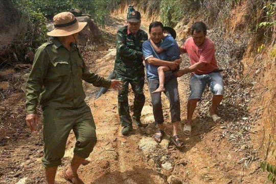 Xuyên đêm tìm kiếm bé trai đi lạc trên núi