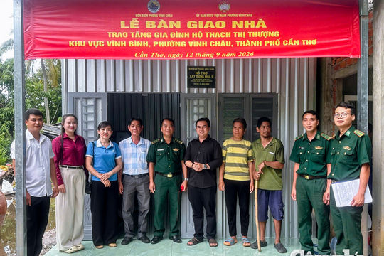 Những người lính Biên phòng chung tay dựng mái ấm cho dân